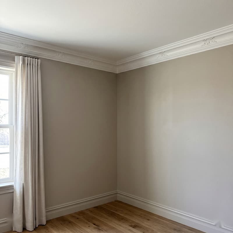 Detalhe de moldura de gesso clássica