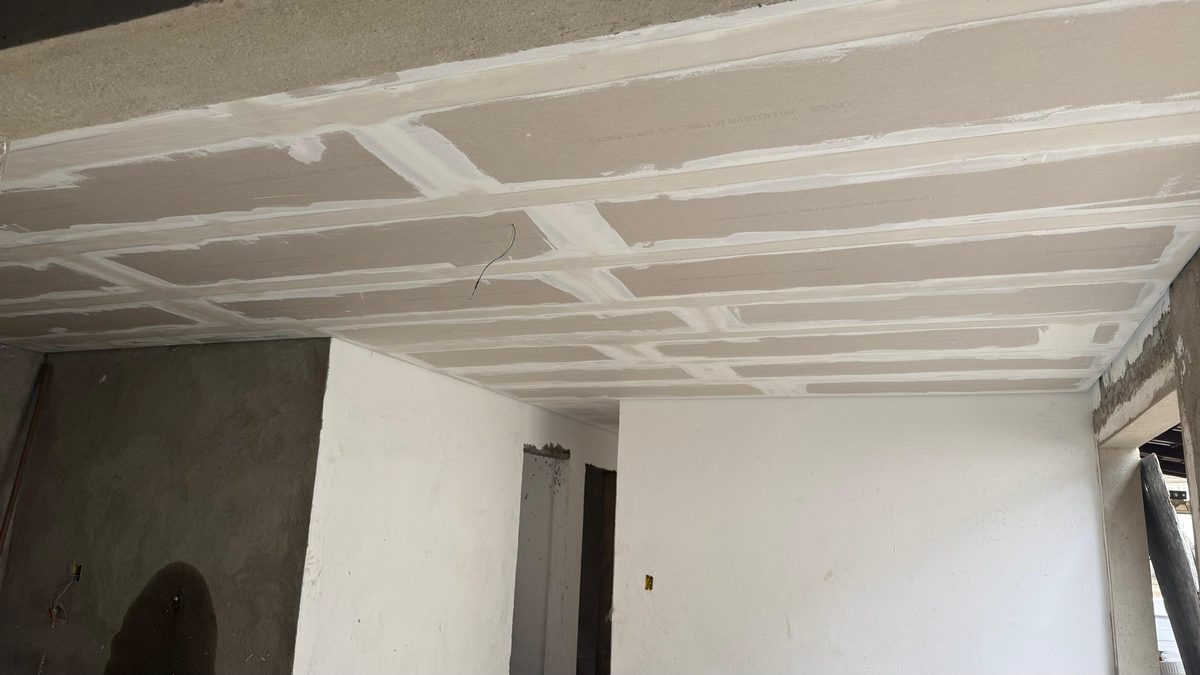 Forro de gesso aramado instalado em sala residencial BH